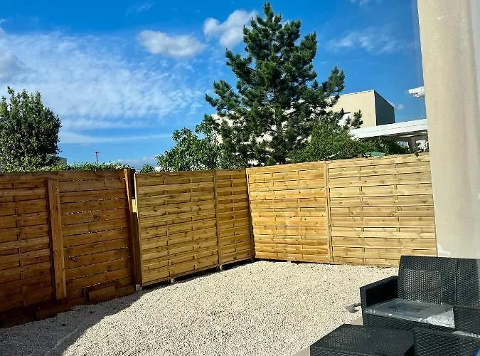 Βίλα La Caroline 2 *